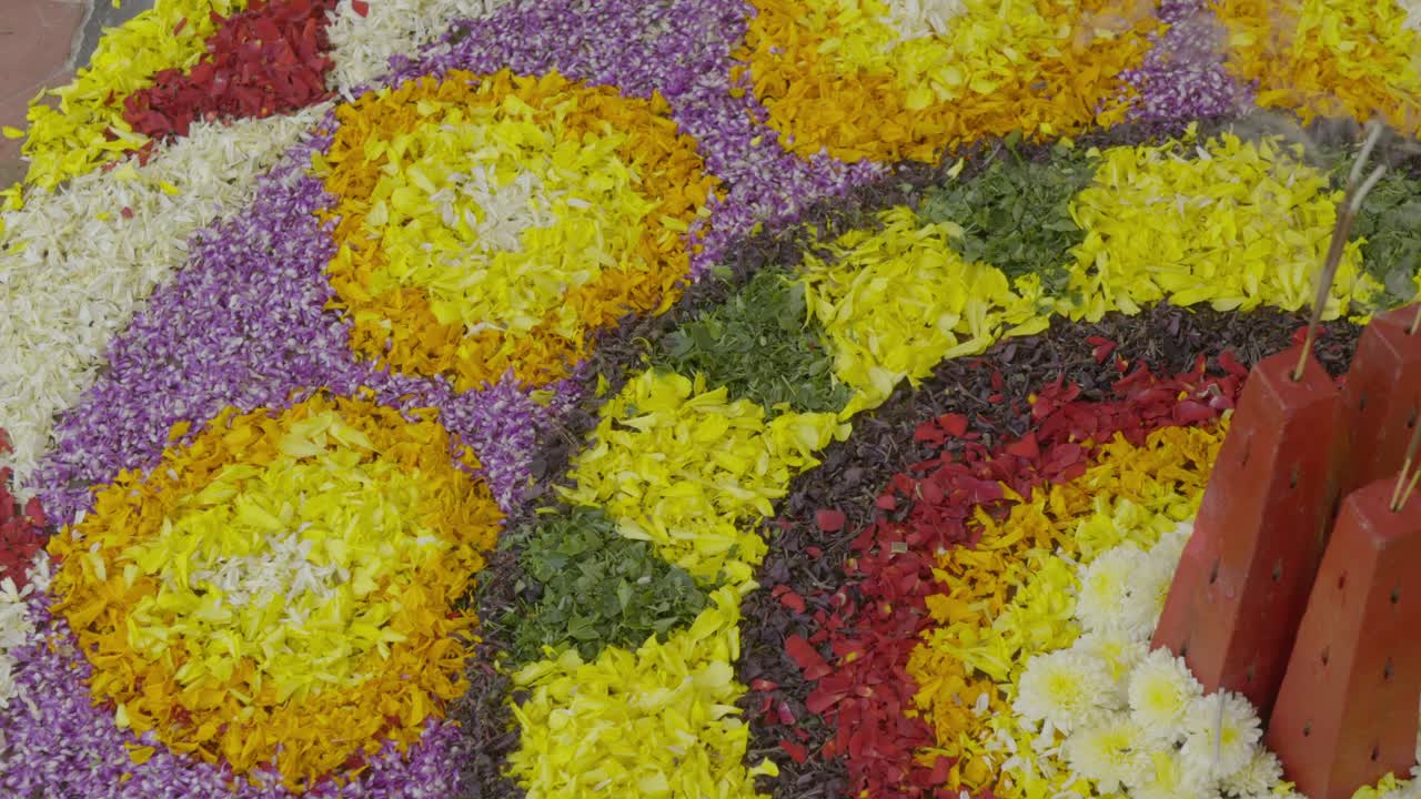 pookalam durante el festival de onam en kerala, india actividad de decoración de flores durante los días de onam llamada decoración de athapookalam