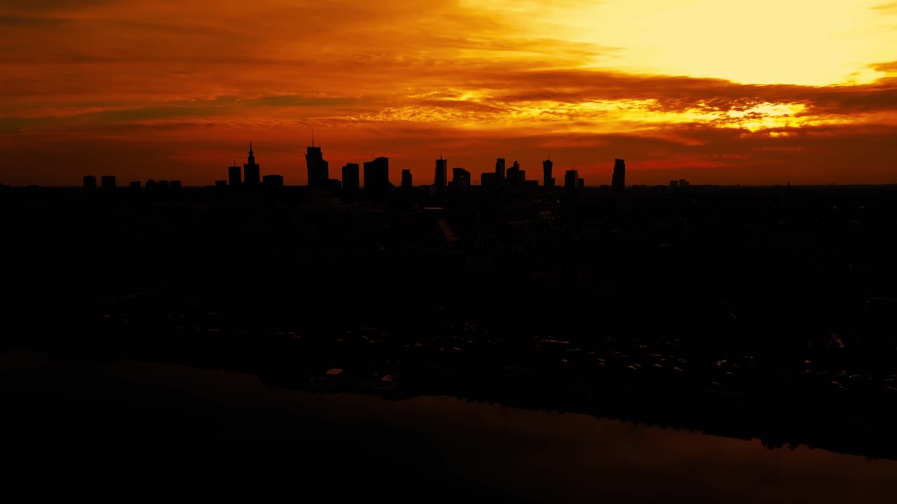 Hermosa vista panorámica aérea al atardecer con dron del horizonte del centro de Varsovia, con rascacielos y el casco antiguo de Varsovia, que incluye una plaza de mercado y una estatua de sirena, Polonia, UE.