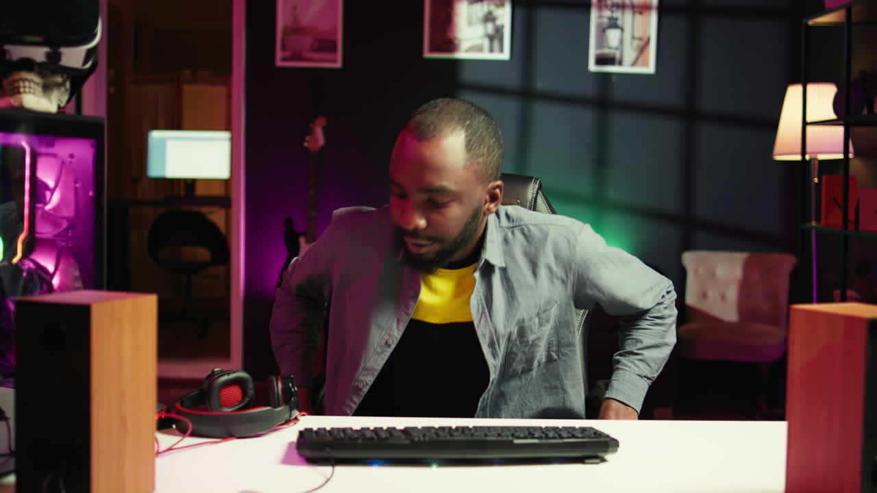 행복한 남자가 방에 들어와 pc 화면에서 fps 비디오 게임을 하고 있습니다.