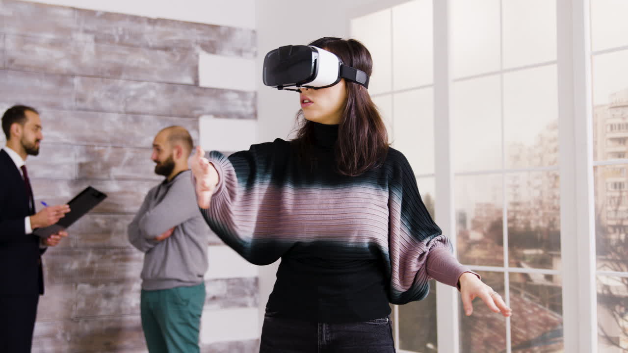 Donna che utilizza un visore VR in interni
