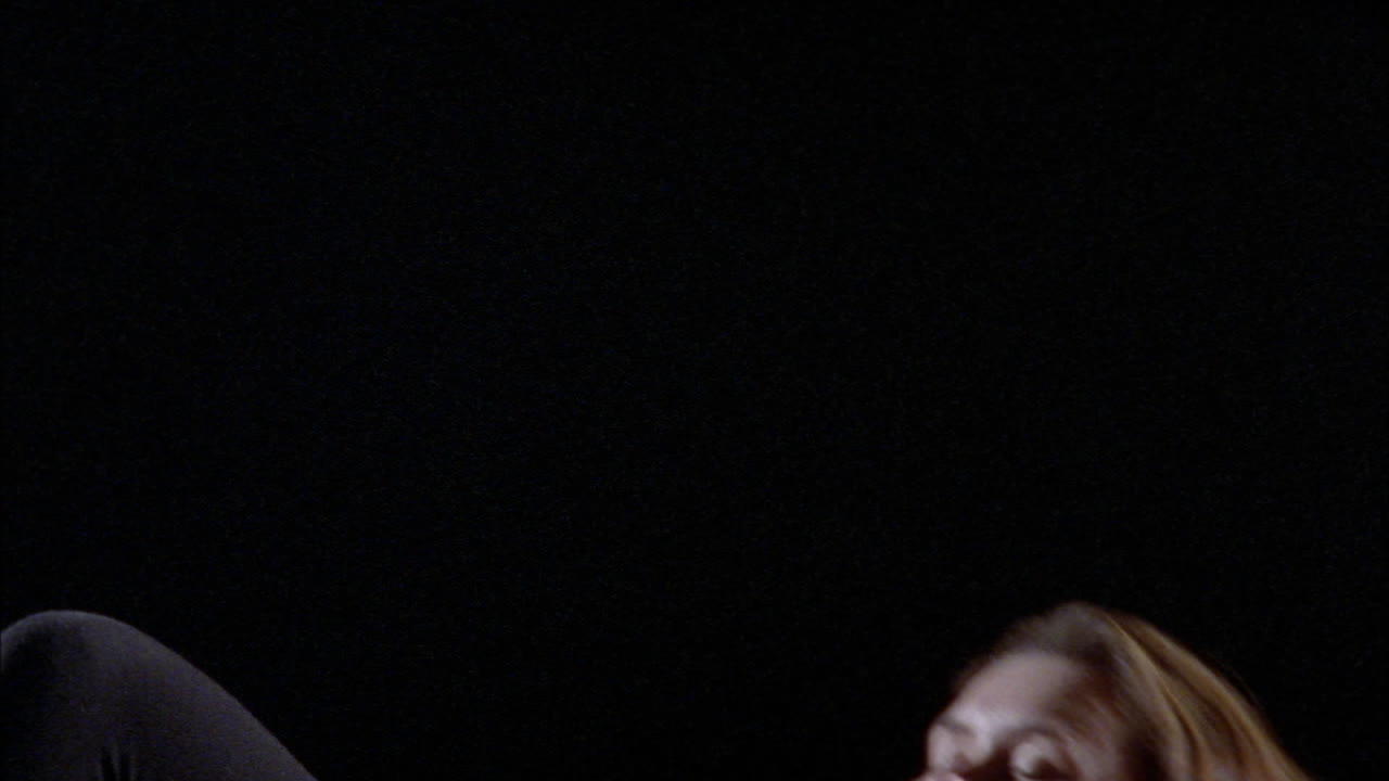 una mujer hace ejercicios de abdominales