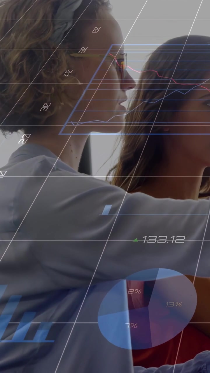 Video verticale: Donna che fa un gesto a un collega in ufficio, avviando grafici animati che mostrano dati aziendali.