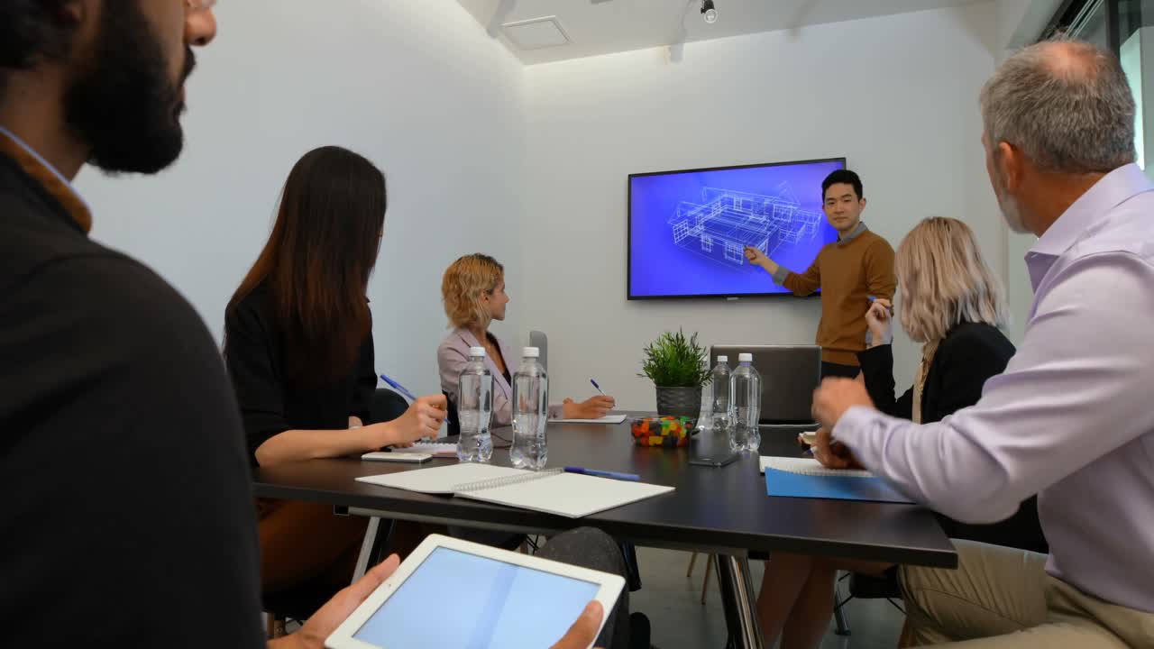 회의실 4k 에서 프레젠테이션 을 하는 사업가