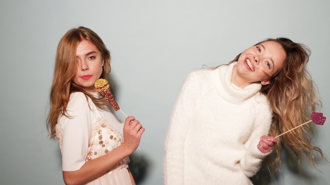 두 명의 십대 소녀가 스튜디오에서 재미를 느끼고 있습니다.