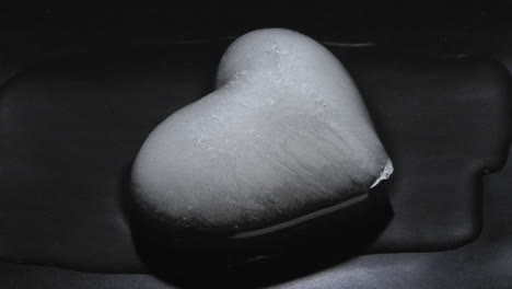 Un-Corazón-De-Hielo-Se-Derrite-En-Una-Superficie-Oscura