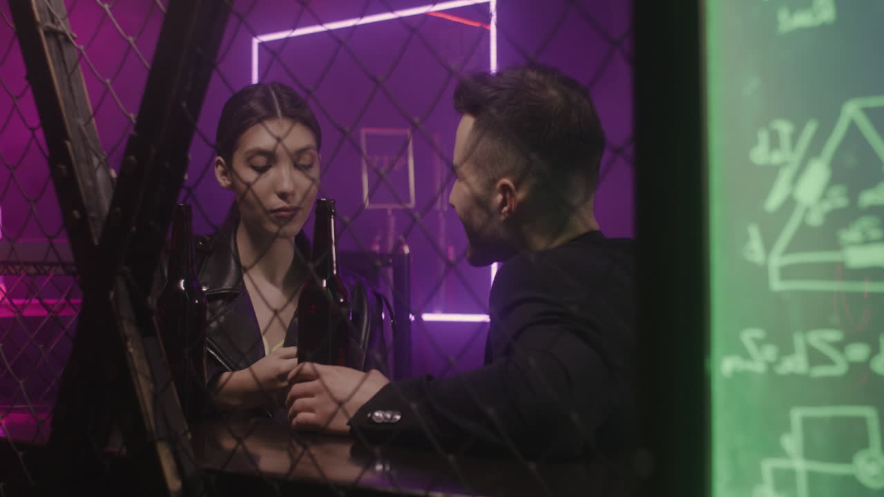 아름다운 소녀가 휴대전화로 문자를 보내고 디스코에서 성가신 소년을 무시하려고 하지만 그 후 떠나고 그를 내버려 둡니다.