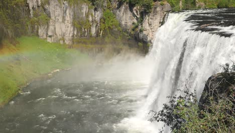 Wunderschöne-Panoramaszene-Des-Wasserfalls-Upper-Mesa-Falls,-Der-Die-Seite-Einer-Steilen-Bergklippe-Hinunterstürzt,-Mit-Nebel,-Der-Am-Boden-Sprüht,-Idaho,-Statisches-Profil-In-Zeitlupe