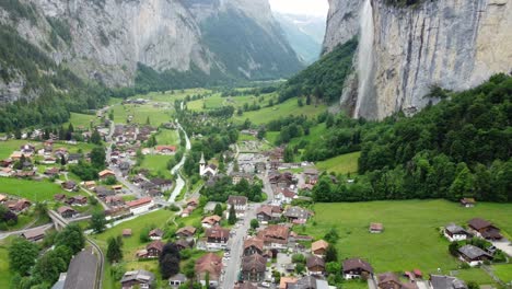 Elegancia-Alpina:-Un-Viaje-Cinematográfico-Por-Lauterbrunnen,-Suiza.