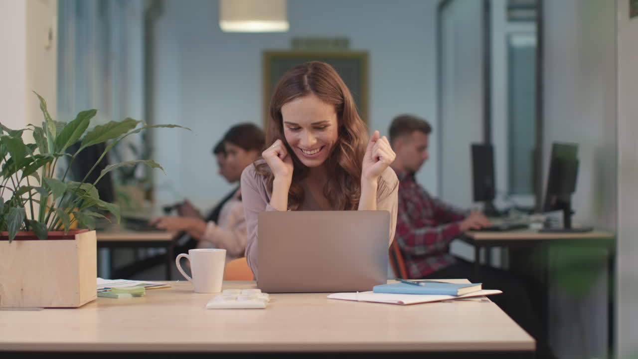 mujer de negocios trabajando en una computadora portátil. retrato de una mujer feliz leyendo buenas noticias