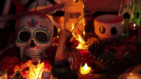 Calavera-De-Azúcar-Y-Ofrendas-Tradicionales-Para-El-Día-De-Los-Muertos,-Ambiente-Oscuro-De-Cerca