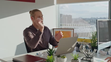 Laughing-man-throwing-paper-at-colleague-closeup.-Corporate-team-having-fun