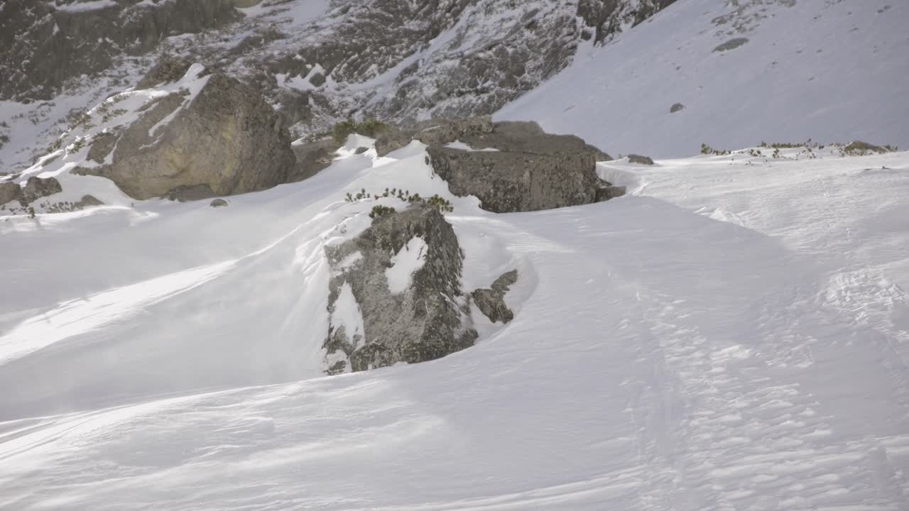얼어붙은 바람은 바위가 많은 산악 지형, 슬로바키아 겨울에 가루 눈을 날립니다.