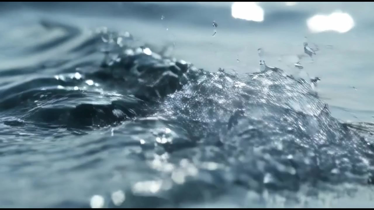 Primo piano di leggere increspature e piccole onde sulla superficie dell'acqua