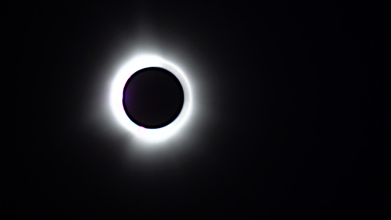 efecto anillo de diamante y corona solar durante un eclipse solar total a medida que comienza la totalidad