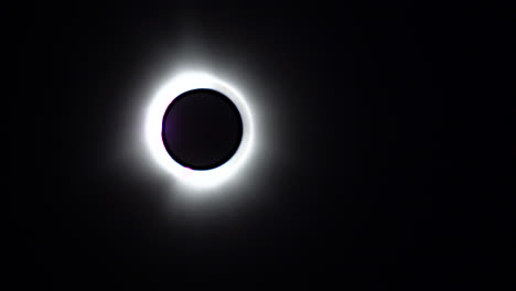 Efecto-De-Anillo-De-Diamantes-Y-Corona-Solar-Durante-Un-Eclipse-Solar-Total-Cuando-Comienza-La-Totalidad