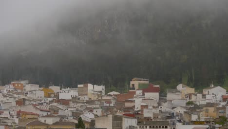 Bescheidene-Häuser-An-Der-Seite-Eines-Berges,-Umgeben-Von-Nebel