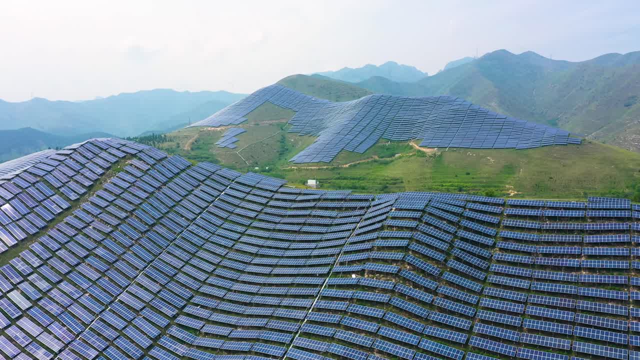 울창한 타이한 산기?? 에 자리 잡은 거대한 태양 전지 패널 농장은 신재생 에너지 혁신을 선보이고 있습니다.