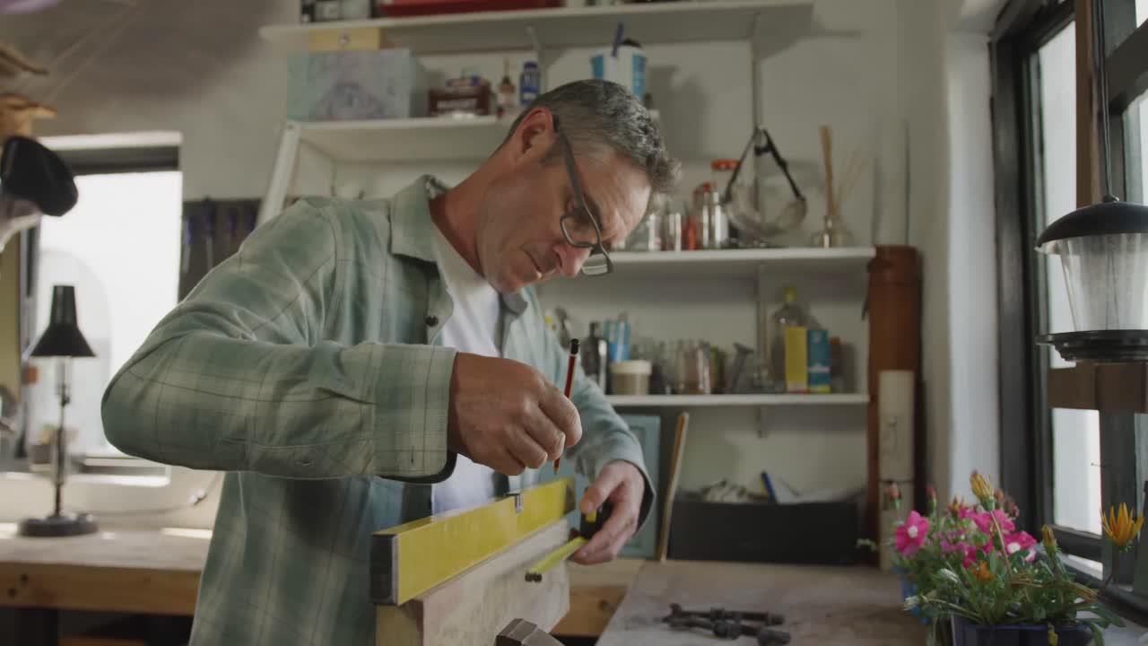 hombre haciendo diy en casa