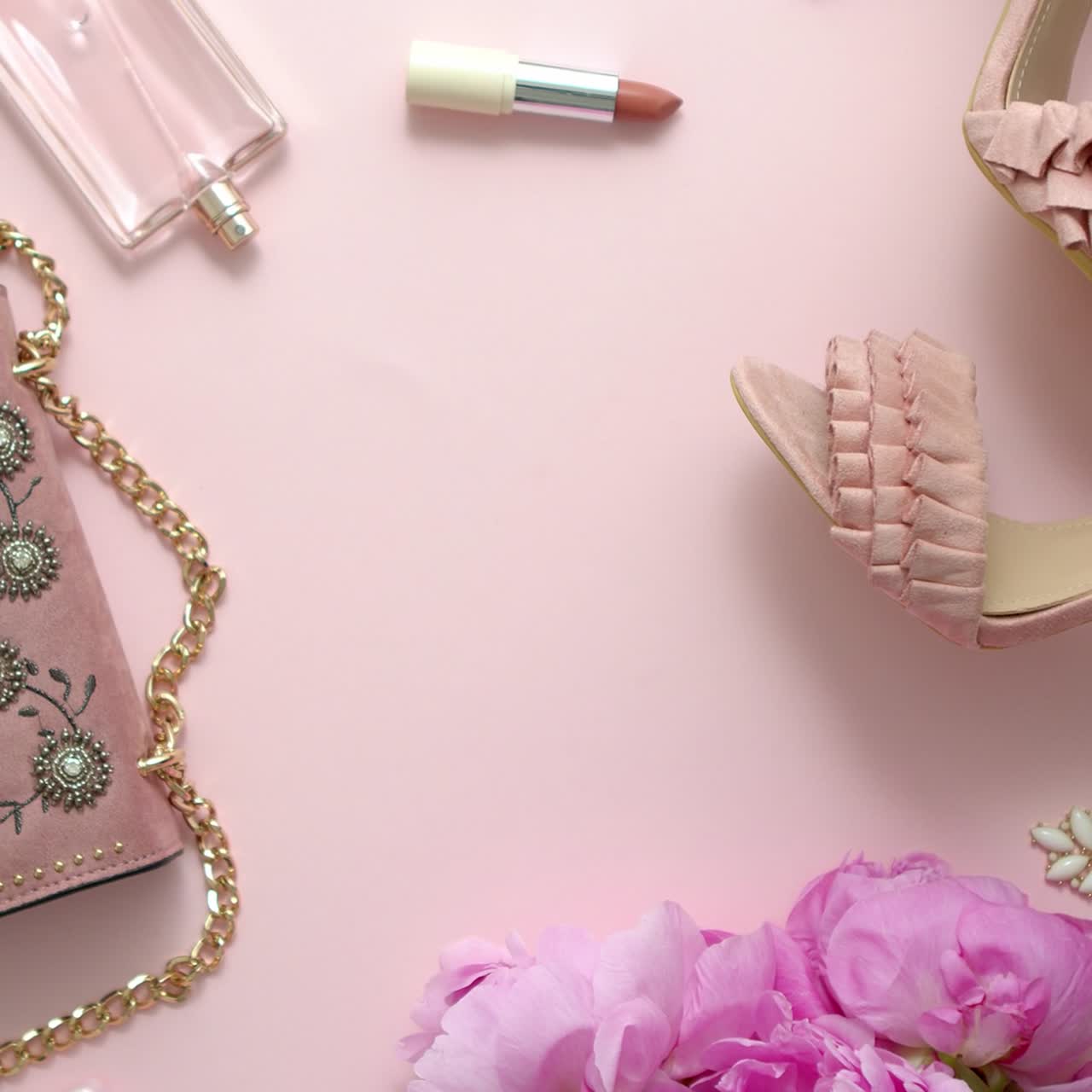 moda mujer accesorios elegantes atuendo composición fondo rosa pastel con copia espacio simulado