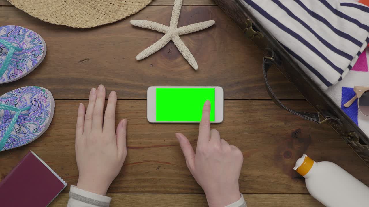 imágenes aéreas de una mujer usando un teléfono inteligente por suministros de playa