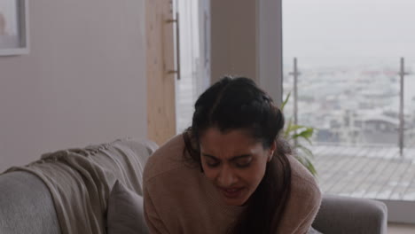 mujer india feliz cantando en casa divirtiéndose celebrando un estilo de vida exitoso bailando disfrutando de la música de karaoke entretenimiento