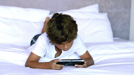 niño tendido en la cama
