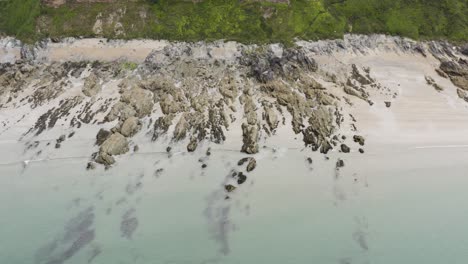 Rocky-Shore-With-White-Sand-Beach-At-Polhawn-Fort-In-Torpoint,-Cornwall,-United-Kingdom