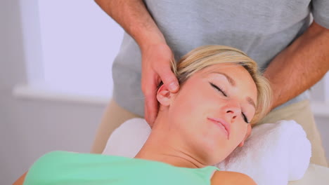 masajista girando el cuello de los clientes
