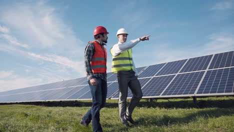 mantenimiento e inspección de paneles solares por parte de técnicos