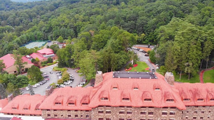 Video Flycam 4K Khách sạn lịch sử Grove Park Inn ở Asheville, NC vào một ngày hè nắng đẹp-6