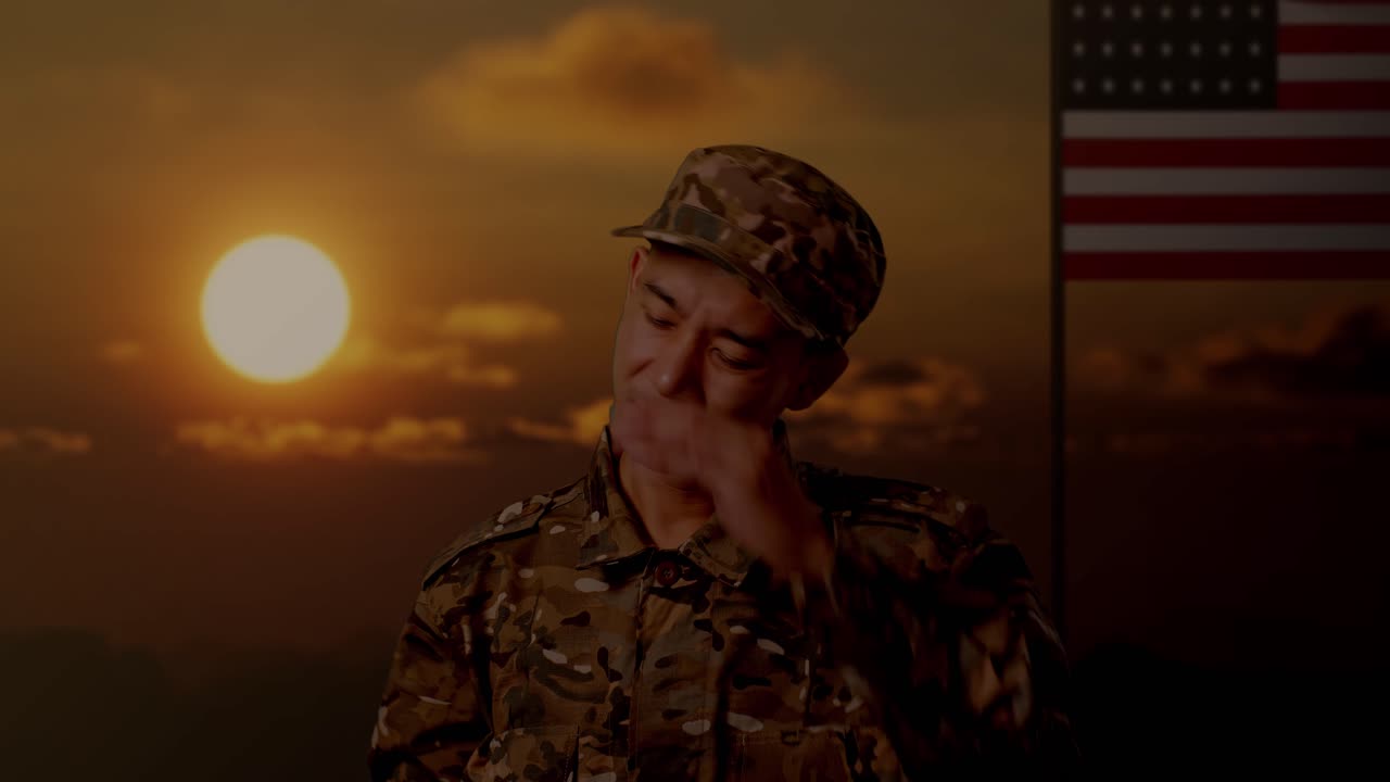 아시안 남성 군인이 을 고 피곤한 상태에서 미국 발을 들고 서 있는 모습.