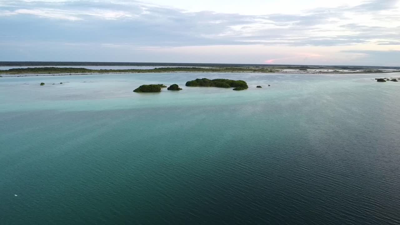 Vue aérienne d'un lagon tropical calme