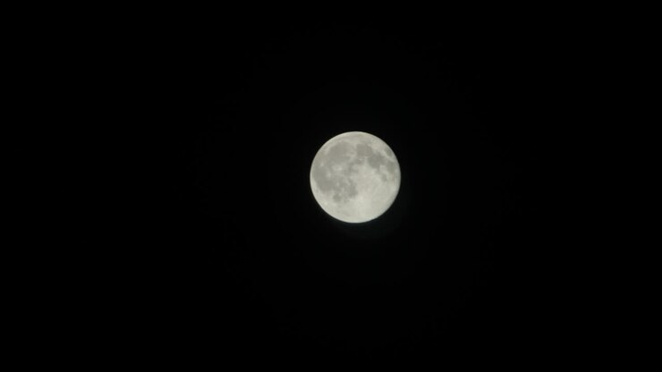 Lua brilhando em fundo preto. A Lua é um corpo astronômico que orbita o planeta.