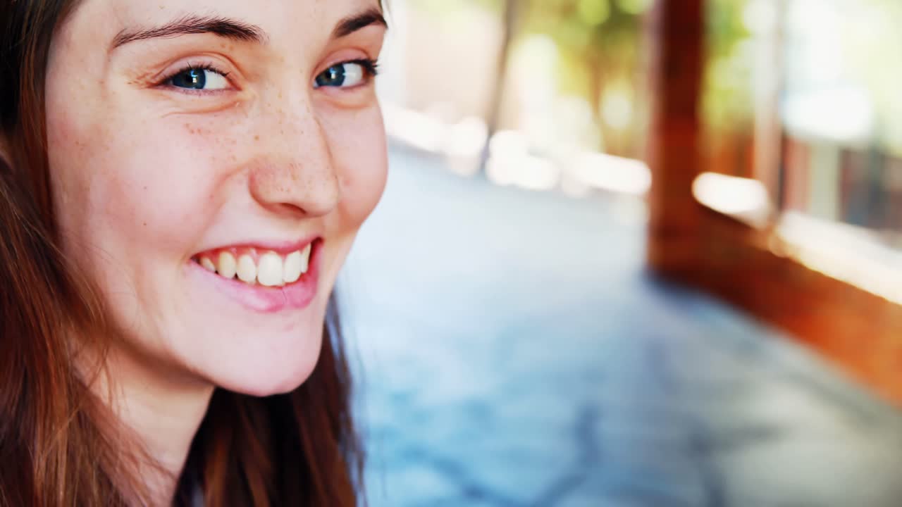 una colegiala sonriente en el campus en la escuela