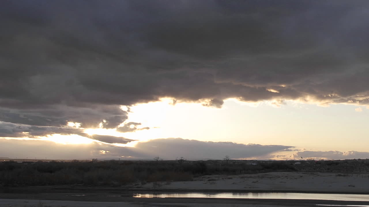 윈슬로 애리조나 근처의 호모로비 폐허 주립공원에서 구름과 일몰의 시간 경과를 축소합니다.