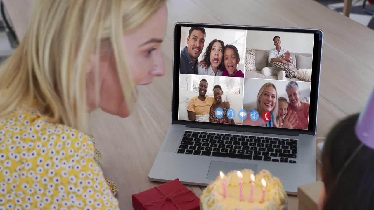 madre y hija caucásicas celebrando su cumpleaños teniendo una videoconferencia en una computadora portátil en casa