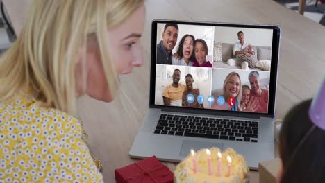 Madre-E-Hija-Caucásicas-Celebrando-Su-Cumpleaños-Teniendo-Una-Videoconferencia-En-Una-Computadora-Portátil-En-Casa