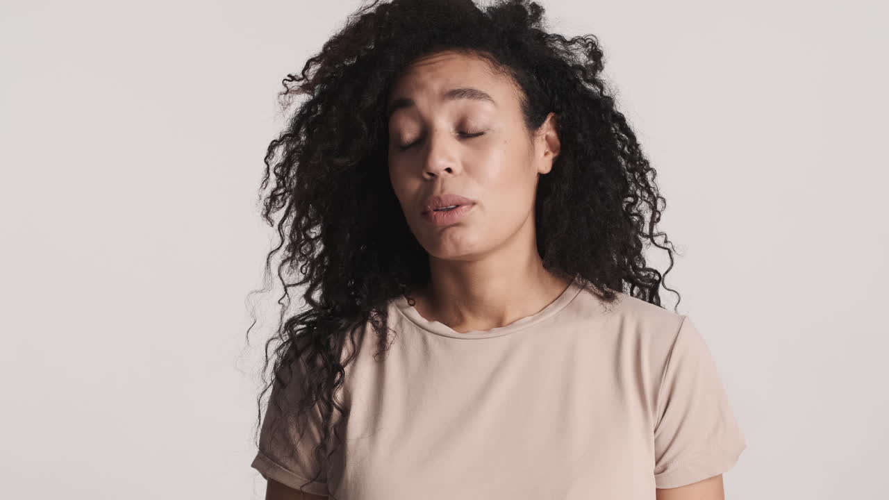 mujer afroamericana cansada sobre fondo blanco.