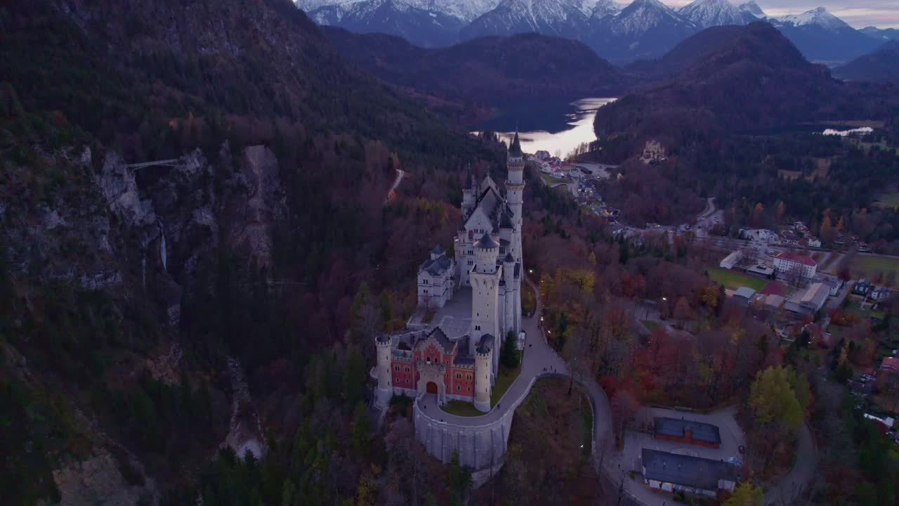 Flygvy över Neuschwanstein slott i solnedgångens färger, Schwangau, Tyskland