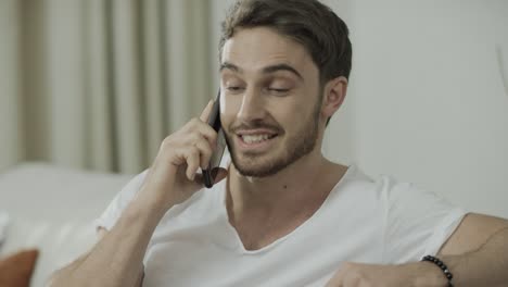hombre feliz hablando por teléfono móvil. retrato de hombre sonriente llamando al teléfono celular en casa