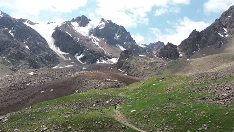 vista panorámica del glaciar de kazajstán en medeu symbulak con nieve y cielo despejado