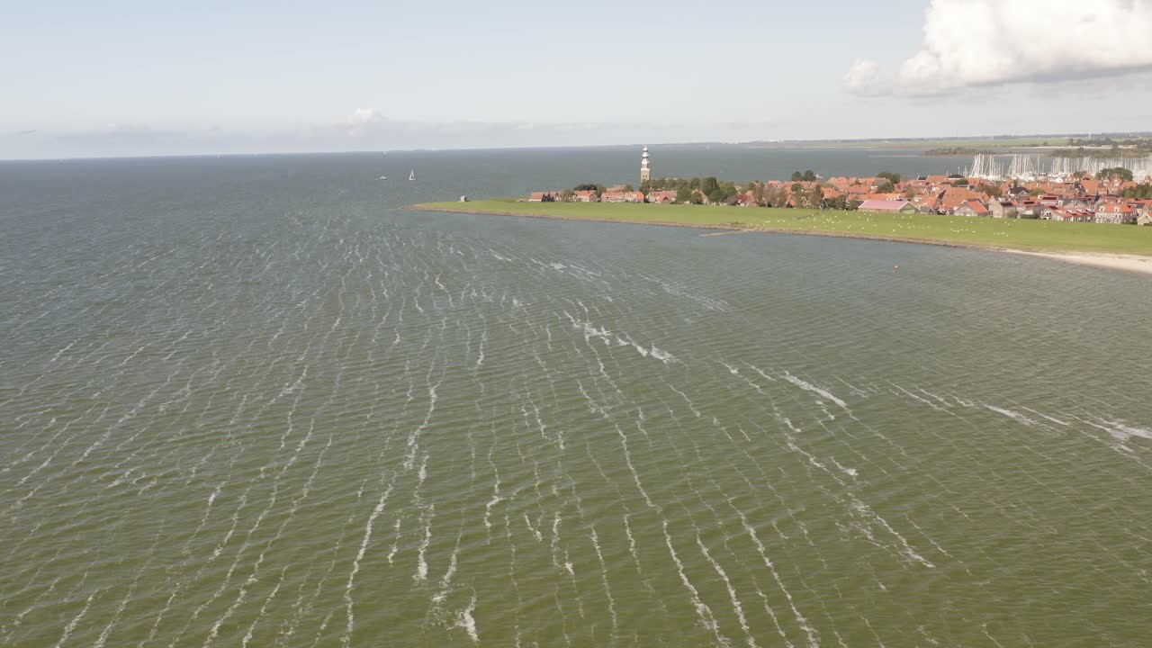 아름다운 화창한 여름날 네덜란드 프리슬란트에 있는 아름다운 해안 마을인 힌델로오픈에 접근하는 항공 샷