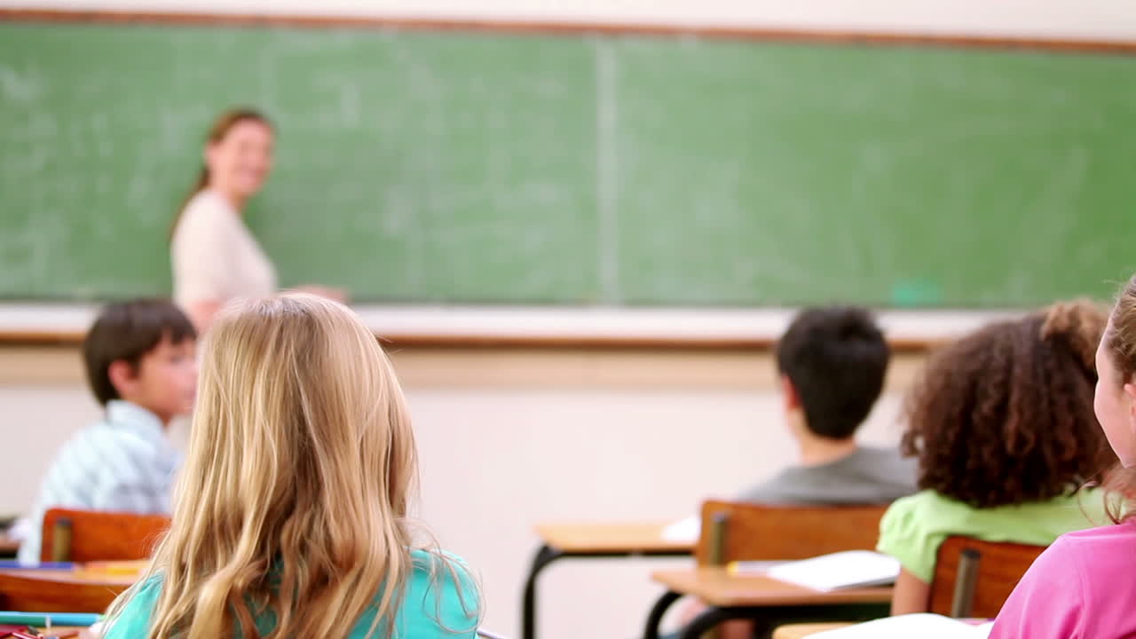 ученики поднимают руки