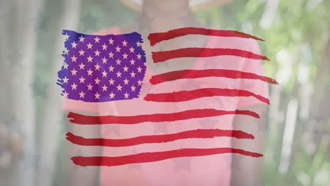 Animation-Der-Flagge-Der-USA,-Die-über-Einer-Lächelnden-Afroamerikanerin-Mit-Cattots-Weht