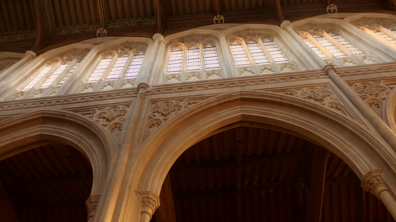 Ampie arcate della navata interna della chiesa di Santa Maria Vergine a Saffron Walden, Inghilterra, Regno Unito. Scatto dal basso