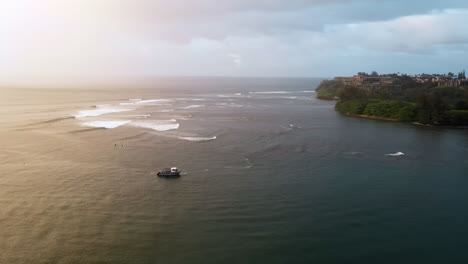 Barcos-En-La-Bahía-De-Hanalei-Al-Atardecer