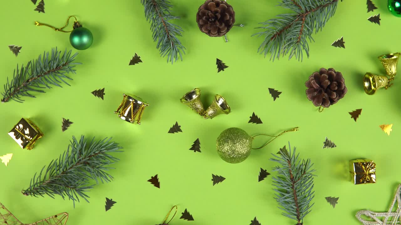 patrón abstracto de navidad rotación de 360 grados. ramas de abeto, cono y caja de regalos girando sobre fondo verde.