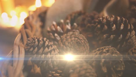 composición de la luz sobre las decoraciones de navidad con conos de pino y velas