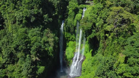 imágenes aéreas de drones en 4k: majestuosas cascadas de sekumpul y fiji, singaraja, norte de bali