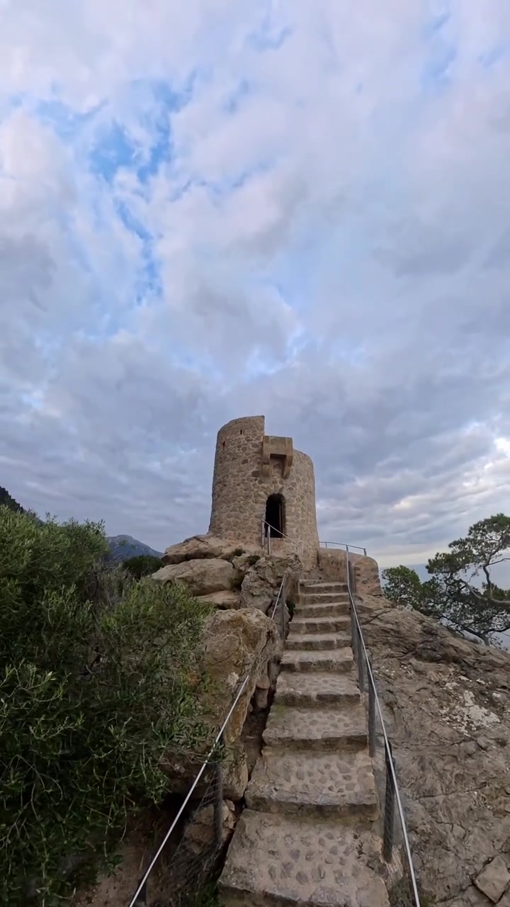 Góc Nhìn Từ Dưới Lên Tháp Canh Lịch Sử Torre del Verger Và Cầu Thang Đá Ở Banyalbufar Mallorca